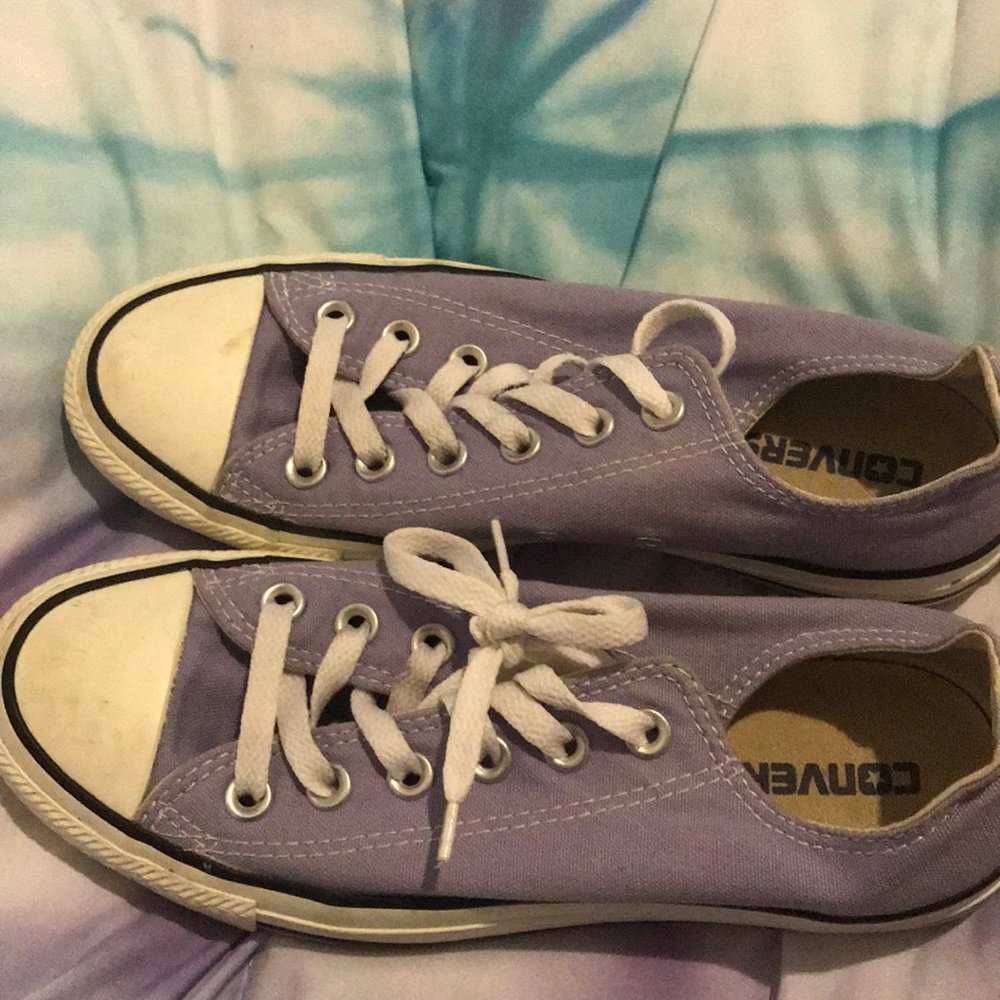 Size 7. Converse.